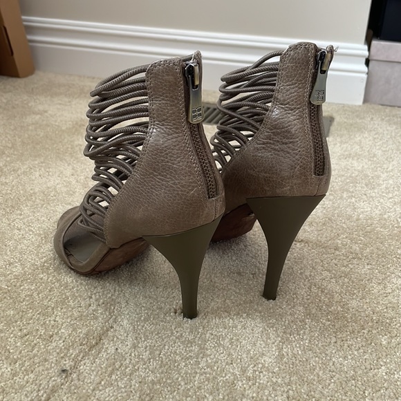 BCBG MA-NIKOLE: Taupe 7.5M - Picture 2 of 6